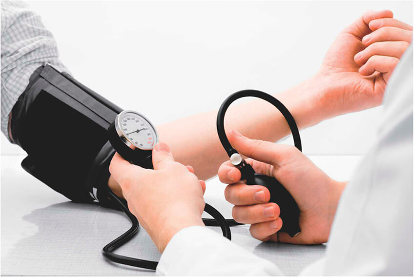 hemorroida sangrando: pressão arterial elevada pode aumentar as chances da doença